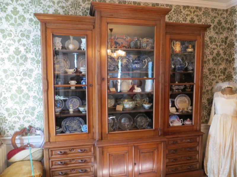 cabinetandoldplates.jpg