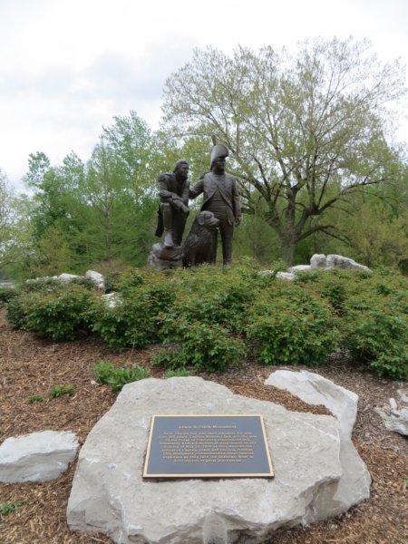 lewisandclarkmonumentbytheriver.jpg